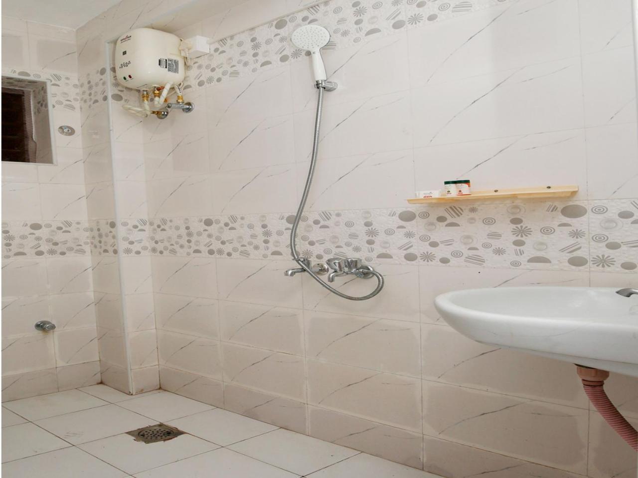 Oyo 9797 Hotel Vbee Plaza Thiruvananthapuram Esterno foto